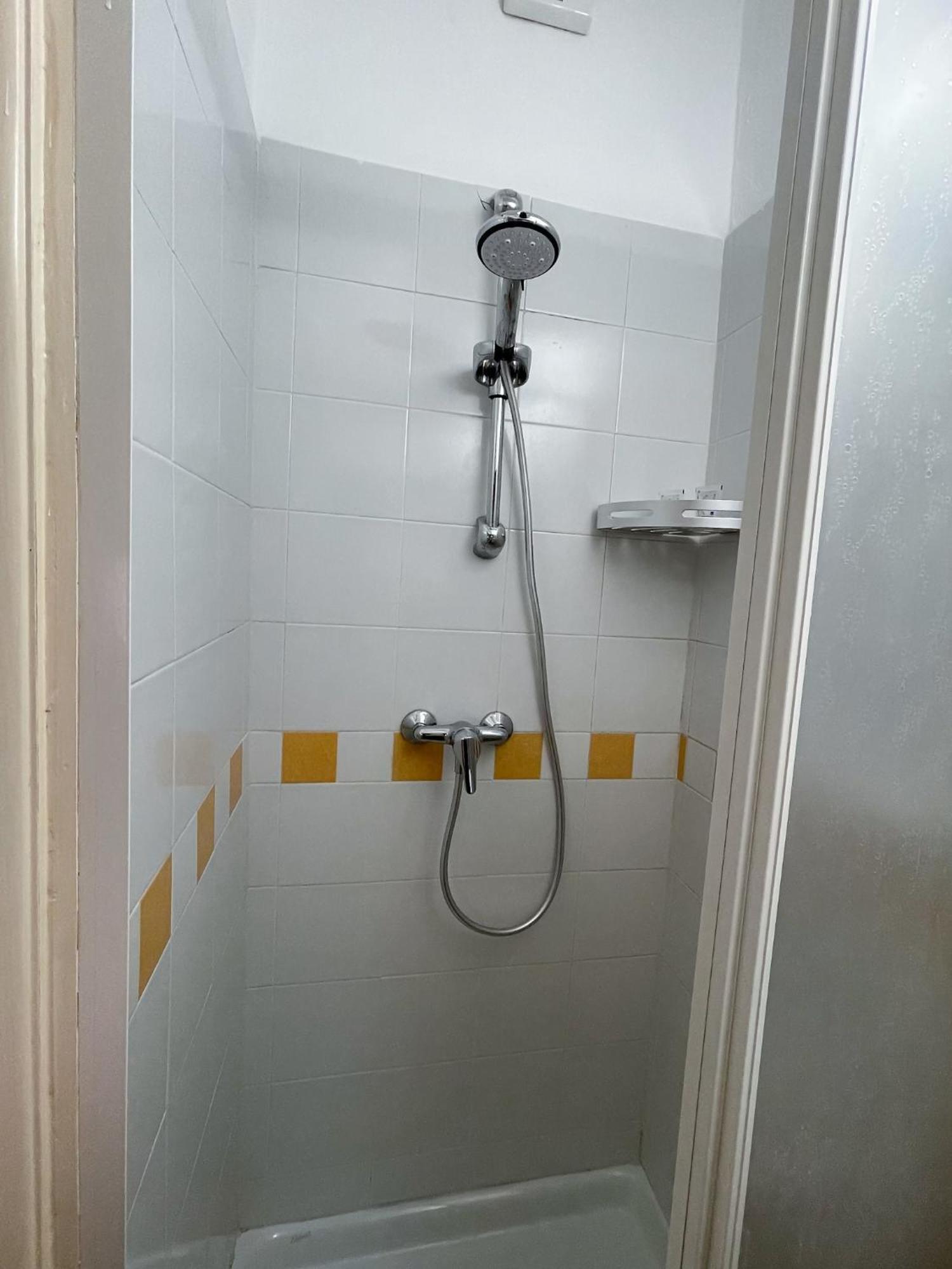 Roncati 7 Center Town Studio Apartments Bellagio Bagian luar foto