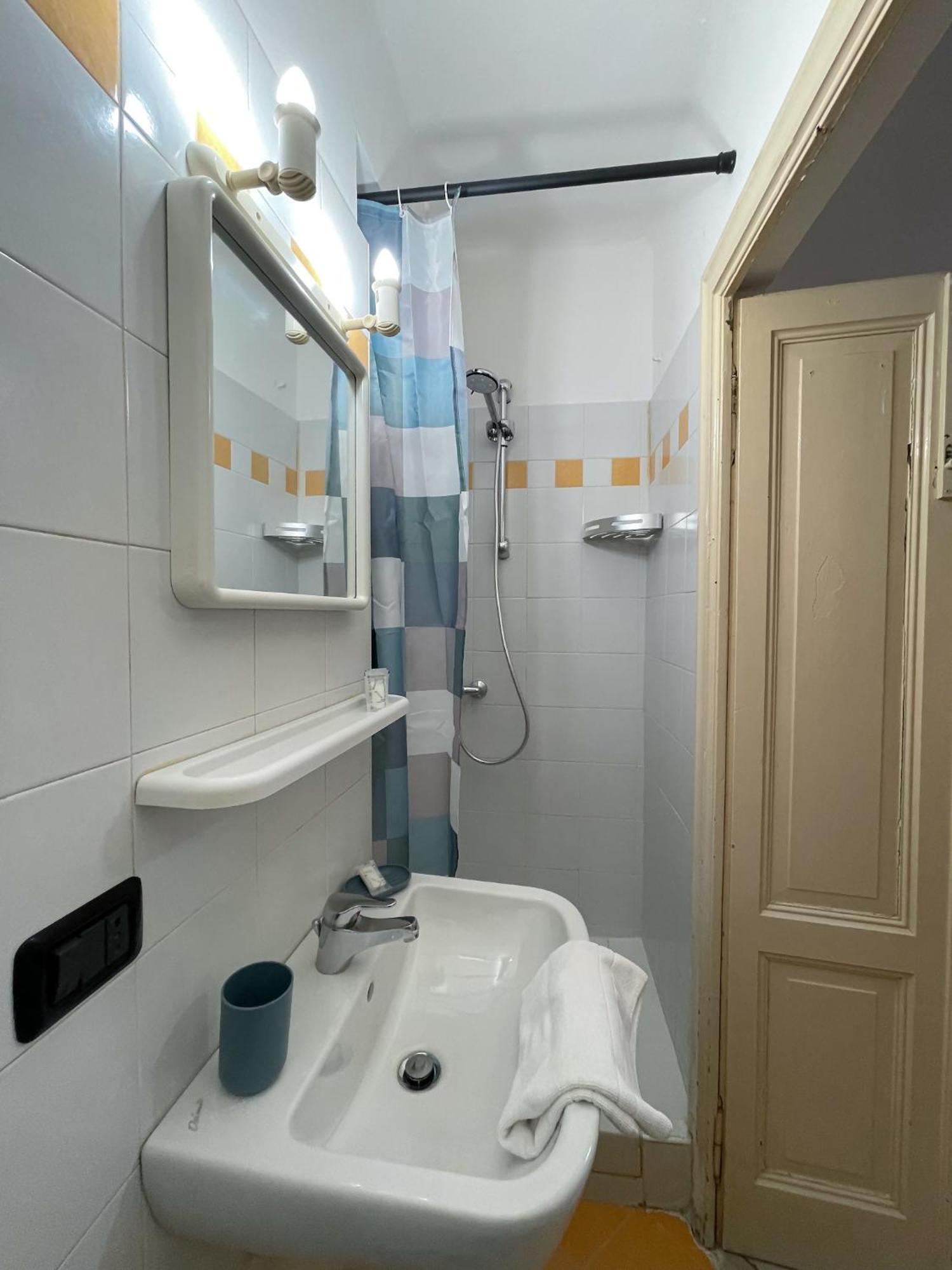 Roncati 7 Center Town Studio Apartments Bellagio Bagian luar foto