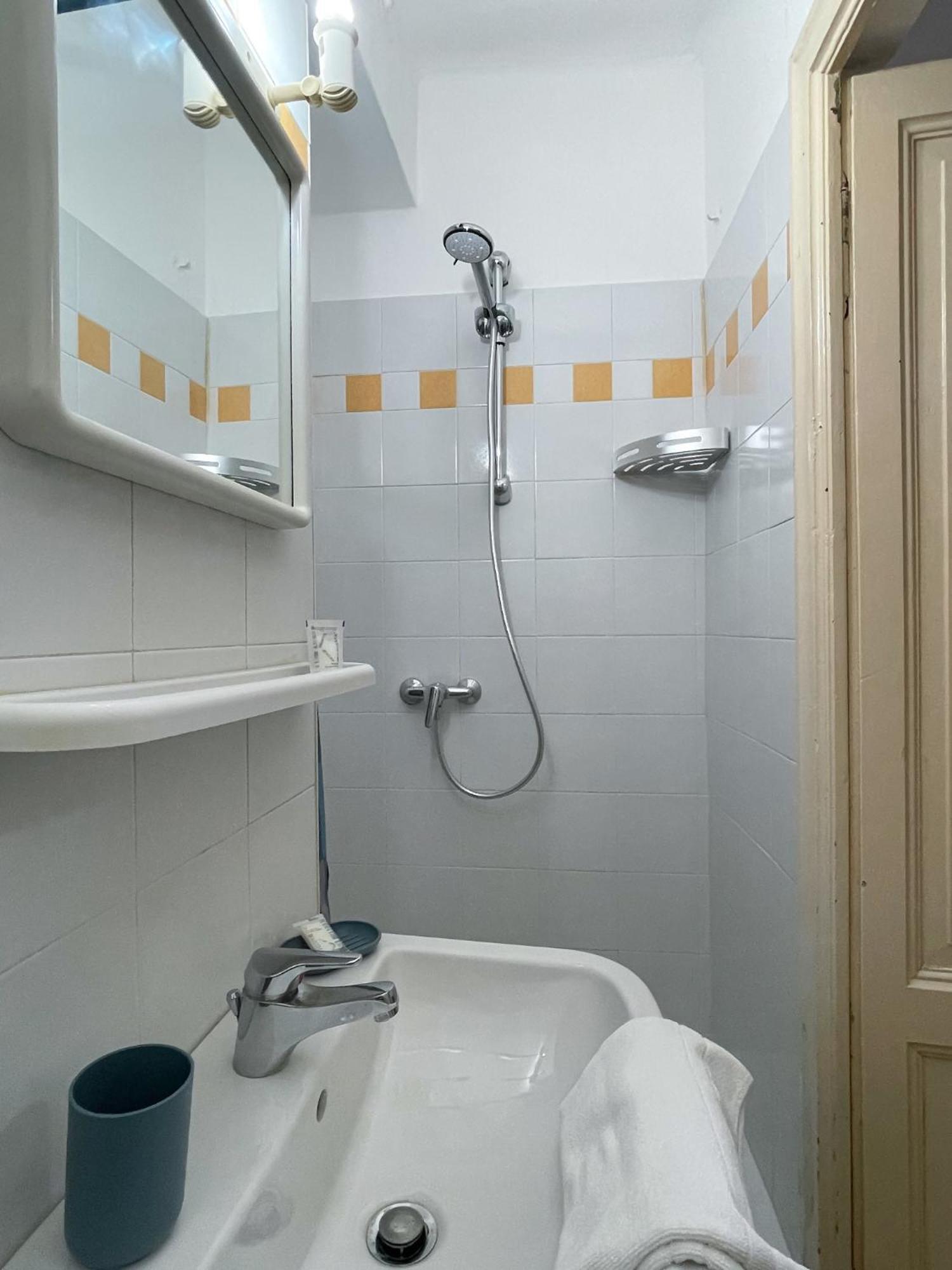 Roncati 7 Center Town Studio Apartments Bellagio Bagian luar foto