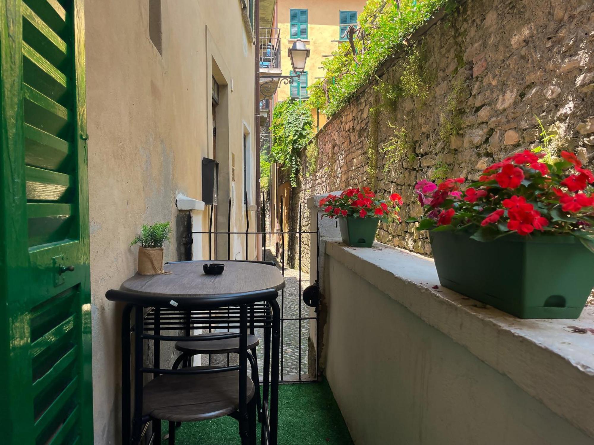 Roncati 7 Center Town Studio Apartments Bellagio Bagian luar foto
