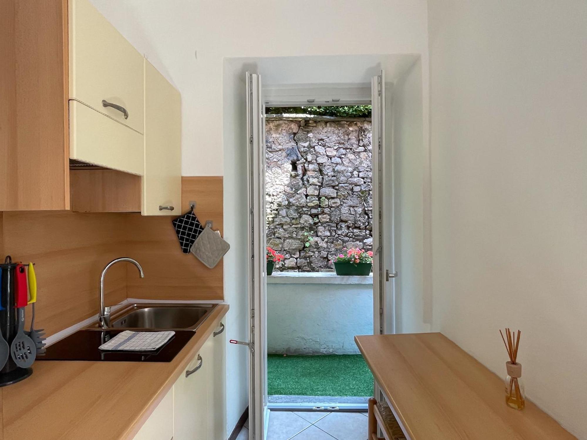 Roncati 7 Center Town Studio Apartments Bellagio Bagian luar foto